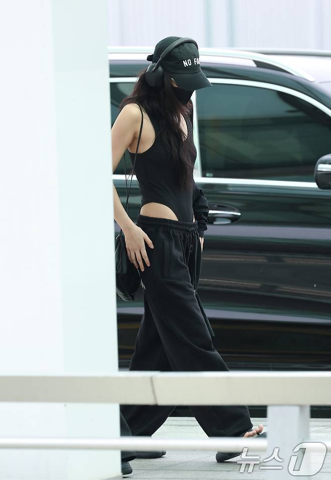 블랙핑크 제니가 1일 오전 해외 일정을 위해 인천국제공항을 통해 프랑스로 출국하고 있다. ⓒ News1 권현진 기자