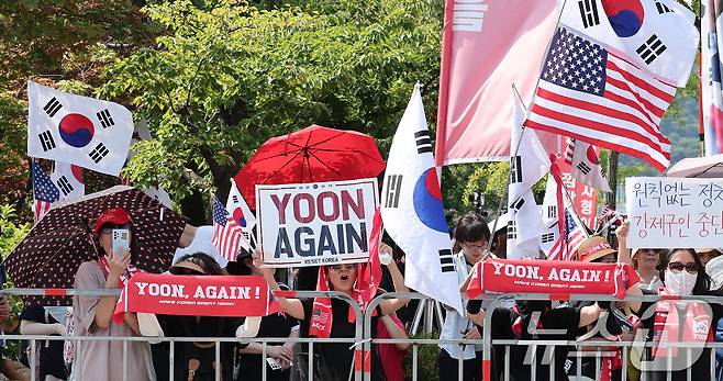 김건희 여사의 각종 의혹을 수사하는 김건희 특검팀(특별검사 민중기)이 윤석열 전 대통령에 대한 체포영장 집행에 나선 1일 오전 경기도 의왕 서울구치소에서 윤 전 대통령 지지자들이 시위하고 있다.  2025.8.1/뉴스1 ⓒ News1 김성진 기자