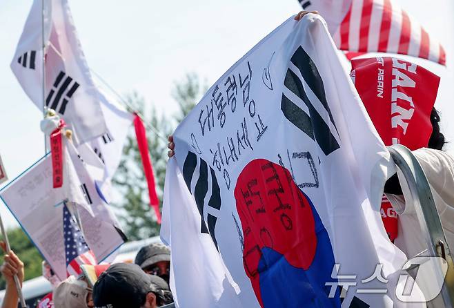 김건희 여사의 각종 의혹을 수사하는 김건희 특검팀(특별검사 민중기)이 윤석열 전 대통령에 대한 체포영장 집행에 나선 1일 오전 경기도 의왕 서울구치소에서 윤 전 대통령 지지자들이 시위하고 있다.  2025.8.1/뉴스1 ⓒ News1 김성진 기자