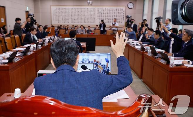 22일 오후 서울 여의도 국회에서 열린 법제사법위원회 제427회국회(임시회) 제4차 전체회의에서 이춘석 위원장과 더불어민주당, 조국혁신당 의원들이 AI 디지털 교과서의 법적 지위를 교육자료로 바꾸는 초·중등교육법 일부개정법률안 찬성 거수 표결을 하고 있다. 2025.7.22/뉴스1 ⓒ News1 안은나 기자