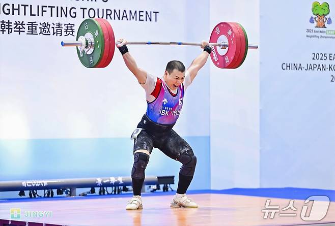 역도 대표팀 정한솔이 7월31일 열린 동아시아역도선수권 남자 79㎏급 경기에서 바벨을 들고 있다. (대한역도연맹 제공)