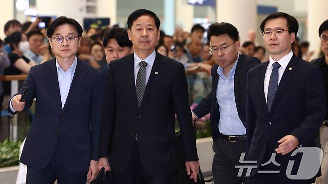 한미 관세협상을 마친 구윤철 경제부총리 겸 기획재정부 장관과 김정관 산업통상자원부 장관, 여한구 통상교섭본부장 등 통상 협상단이 1일 오후 인천국제공항 제2터미널을 통해 귀국하고 있다. 2025.8.1/뉴스1 ⓒ News1 김민지 기자