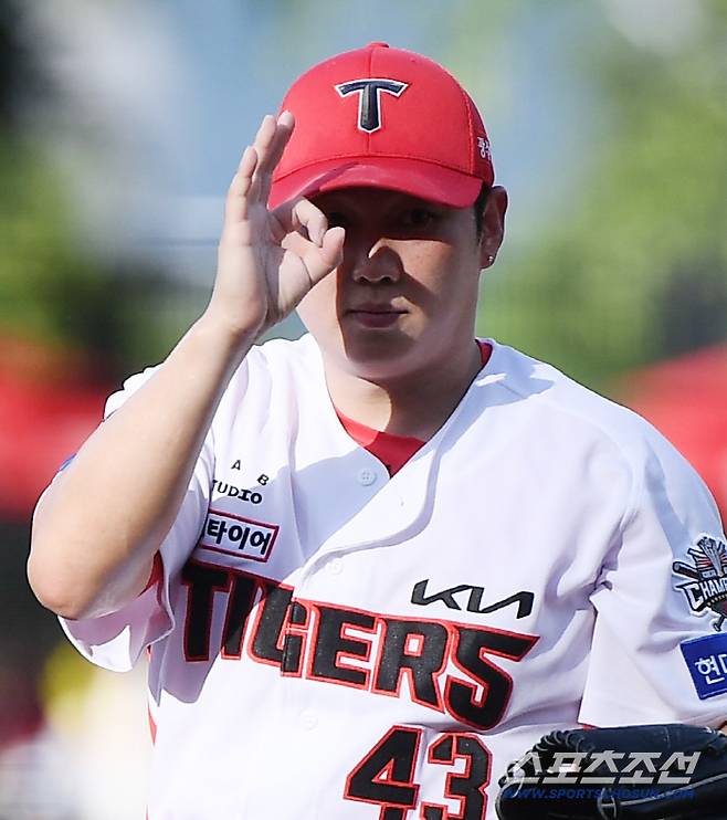 6일 광주 기아 챔피언스필드에서 열린 롯데-KIA전. KIA 선발투수 김건국이 투구 전 포수를 향해 오케이 사인을 보내고 있다. 광주=정재근 기자 cjg@sportschosun.com/2025.7.6/