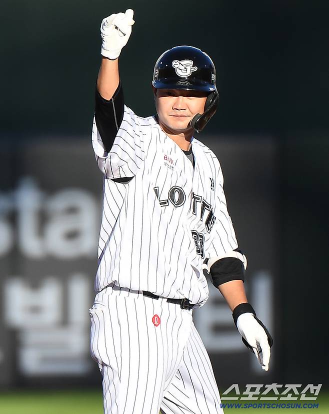26일 부산 사직구장에서 열린 KIA와 롯데의 경기. 1회말 1사 2루 손호영이 1타점 2루타를 친 후 기뻐하고 있다. 부산=정재근 기자 cjg@sportschosun.com/2025.7.26/