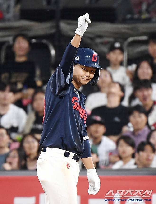 12일 수원 KT위즈파크에서 열린 롯데-KT전. 5회초 2사 1, 2루 손호영이 1타점 동점 적시타를 친 후 기뻐하고 있다. 수원=정재근 기자 cjg@sportschosun.com/2025.6.12/