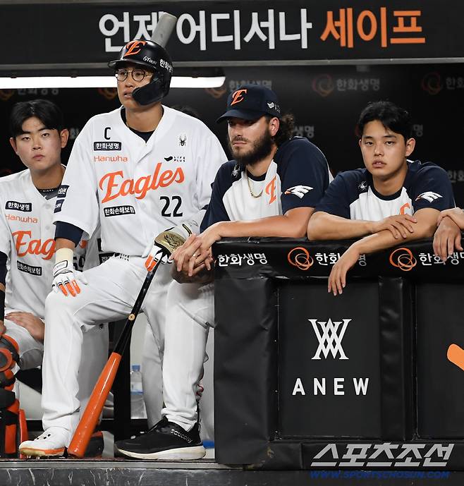 등판 전날 이전 29일 폰세는 더그아웃 앞에 나와 삼성 타자들의 스윙을 지켜보면 꼼꼼하게 메모했다.