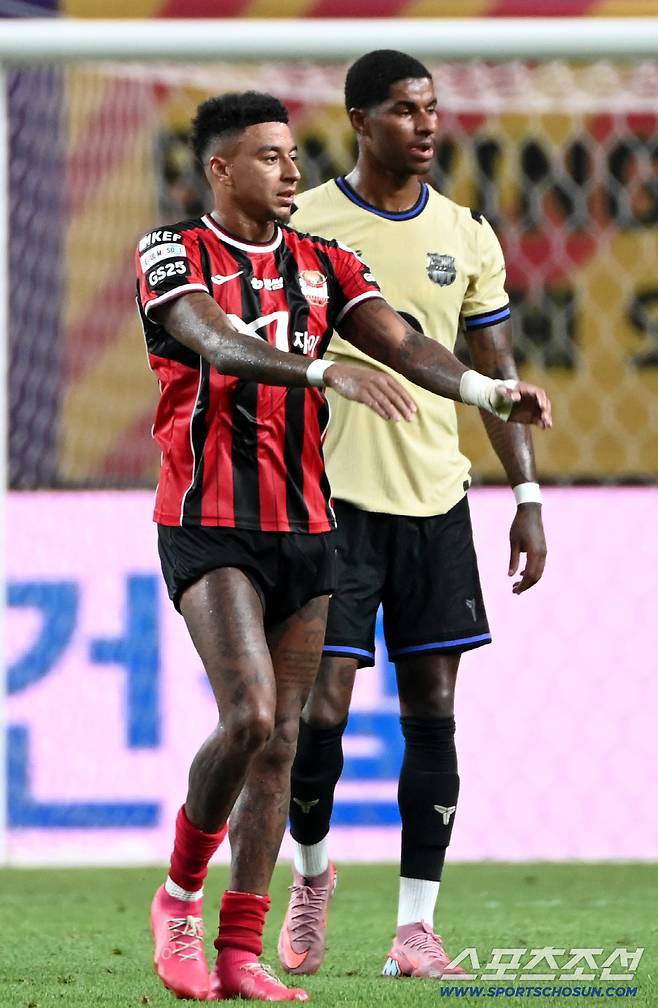 31일 서울월드컵경기장에서 열린 FC 바르셀로나와 FC 서울의 경기, 린가드가 후반 교체아웃되며 래시포드의 옆을 지나치고 있다. 상암=허상욱 기자wook@sportschosun.com/2025.07.31/