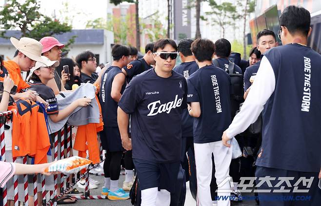 버스에서 손아섭이 내리자 한화 팬들이 환호했다.