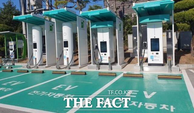 정읍시는 전기차 보급 확산에 발맞춰 충전구역 불법 주정차 등 방해행위에 대한 단속을 강화하고 있다. 지난해 7월 23일부터 '환경친화적 자동차 충전방해 행위 주민신고제'를 시행하고 있다고 1일 밝혔다. / 정읍시