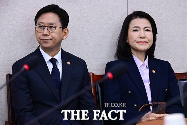 배경훈 과학기술정보통신부 장관(왼쪽)과 이진숙 방송통신위원장이 1일 오전 서울 여의도 국회에서 열린 법제사법위원회 전체회의에 출석해 담당 부처 법안과 관련한 질의응답 순서를 기다리고 있다. /국회=남윤호 기자
