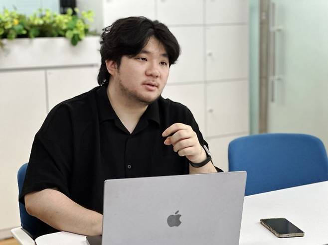 권용석 대표가 음성 AI 기술을 설명하고 있다. 휴멜로