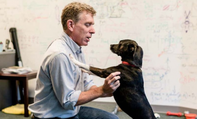 그레고리 번스와 반려견 캘리. 동글디자인