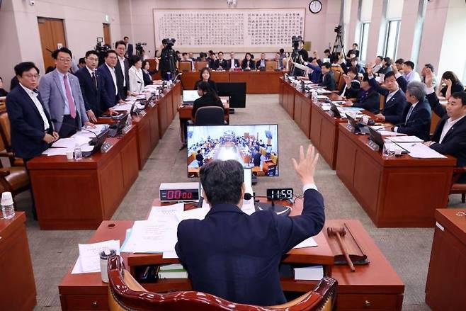 1일 서울 여의도 국회에서 방송 3법, 노란봉투법, 상법 등 을 심의, 의결하기 위해 열린 법제사법위원회 전체회의에서 방송 3법이 통과되고 있는 가운데 법사위 국민의힘 간사 박형수 의원을 비롯한 의원들이 토론 종결 등 위원회 운영에 대해 이춘석 위원장에게 항의하고 있다.  연합뉴스