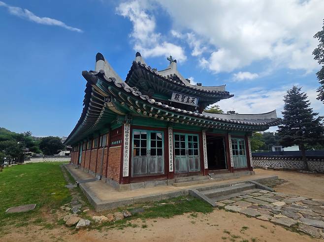 대한성공회 강화읍성당 전경. 국내에선 드문 한옥 성당이다. /김한수 기자