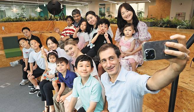 지난 30일 오후 서울 중구 정동에 있는 국제기구 '글로벌녹색성장기구(GGGI)' 본사에서 내·외국인 직원들과 그 자녀들이 환하게 웃으며 '셀카'를 찍고 있는 모습. GGGI는 출퇴근 시간을 조절하는 유연근무를 비롯해, 재택근무도 자유롭다. 재택근무 일수에도 제한을 두지 않는다. /고운호 기자