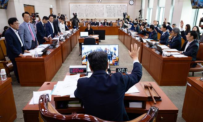 1일 서울 여의도 국회에서 열린 제427회 국회(임시회) 법제사법위원회 제5차 전체회의에서 방송법 등이 거수표결로 통과되고 있다. /뉴스1