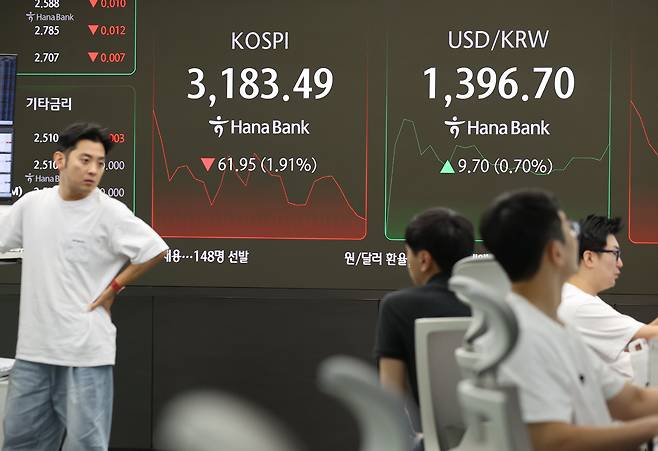 1일 서울 중구 하나은행 본점 딜링룸에서 직원들이 업무를 보고 있다. /연합뉴스