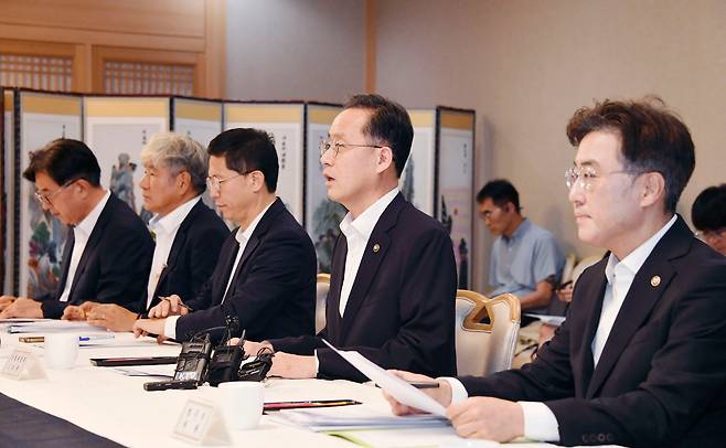 이형일 기획재정부 제1차관(오른쪽에서 두번째)이 1일 서울 종로구 정부서울청사에서 열린 '경제형벌 합리화 전담반 1차 회의'에서 발언을 하고 있다. /기획재정부 제공