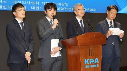 학교 복귀 선언하는 이선우(왼쪽에서 두 번째) 의대협 비대위원장. 연합뉴스.