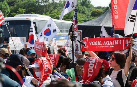 김건희 여사 의혹들을 수사하는 민중기 특별검사팀이 윤석열 전 대통령에 대한 체포영장 집행에 나선 1일 경기 의왕시 서울구치소에서 윤 전 대통령 지지자들이 시위하고 있다. 연합뉴스
