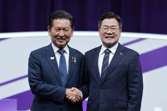 더불어민주당 정청래(왼쪽) · 박찬대 당대표 후보들이 29일 오후 서울 마포구 MBC에서 열린 TV토론회에 참석해 기념촬영을 하고 있다. 연합뉴스