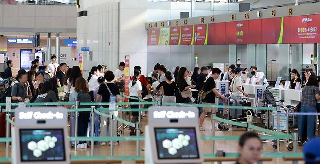지난 7월29일 인천국제공항 제1여객터미널이 여행객들로 붐비고 있다.ⓒ뉴시스