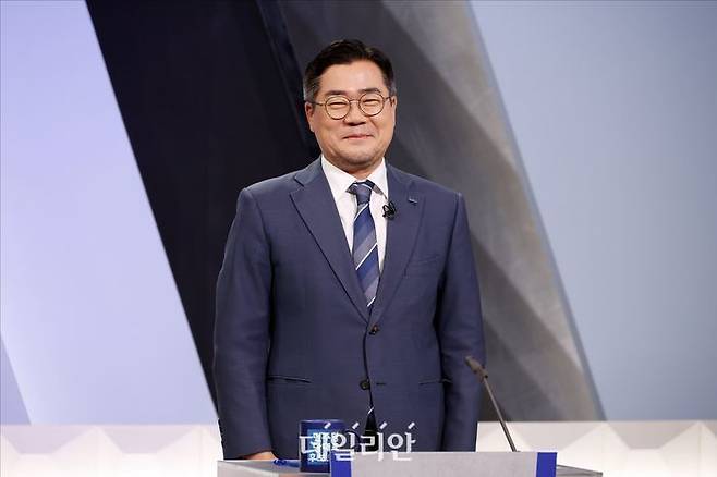 박찬대 더불어민주당 당대표 후보가 지난달 27일 오후 서울 여의도 KBS 신관 공개홀에서 TV토론회 시작 전 토론 준비를 하고 있다. ⓒ데일리안 홍금표 기자