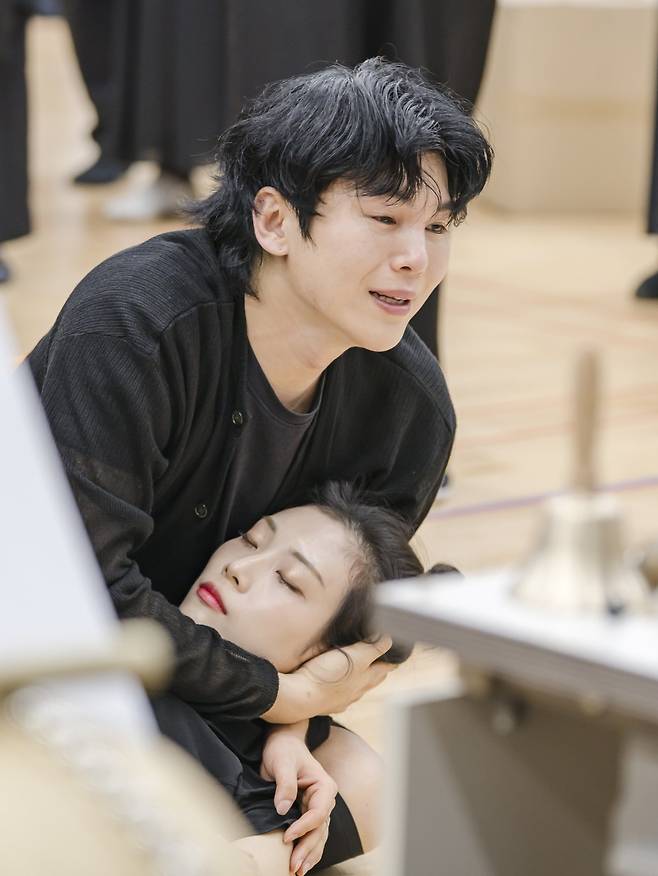 지난달 30일 서울 중구 국립극장 뜰아래연습장에서 열린 창극 ‘심청’ 리허설에서 심봉사 역을 맡은 김준수가 무용수를 끌어안으며 오열하고 있다. 국립극장 제공