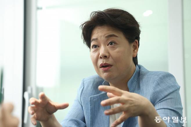 국민의힘 윤희숙 혁신위원장이 지난달 24일 서울 여의도 당사에서 동아일보와 인터뷰를 하고 있다. 윤 위원장은 “‘죽을 각오가 돼 있다’ 정도로 반성, 사죄하지 않으면 국민들이 돌아봐 주지 않을 것”이라고 강조했다.
장승윤 기자 tomato99@donga.com