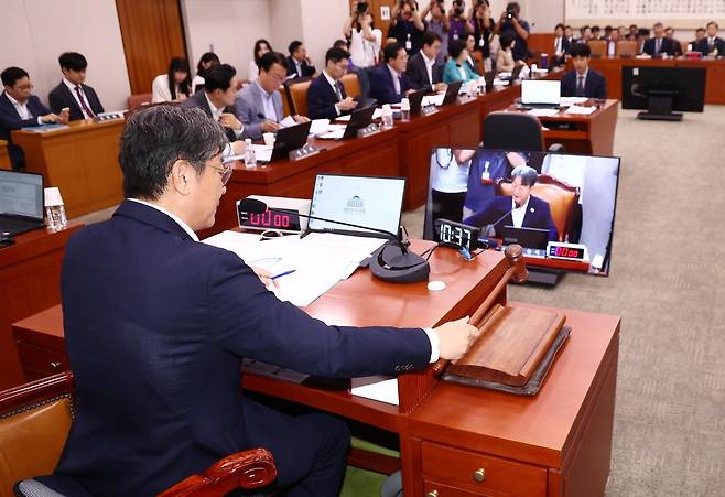 이춘석 법제사법위원장이 지난달 3일 오전 서울 여의도 국회에서 열린 법제사법위원회 전체회의에서 안건을 상정하며 의사봉을 두드리고 있다. 2025.7.3 뉴스1