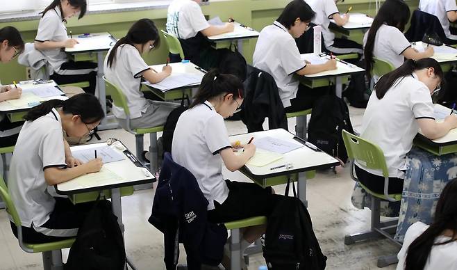 2025학년도 7월 고3 전국연합학력평가가 치러진 10일 오전 대구 수성구 대구여자고등학교에서 고3 학생들이 1교시 국어 영역 시험을 시작하고 있다. 2025.7.10/뉴스1