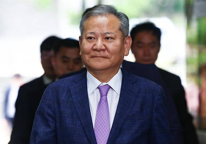 12·3 비상계엄 당시 ‘언론사 단전·단수’를 지시한 의혹을 받는 이상민 전 행정안전부 장관이 31일 서울 서초구 서울중앙지방법원에서 열린 구속 전 피의자 심문(영장실질심사)에 출석하고 있다. 2025.7.31/뉴스1