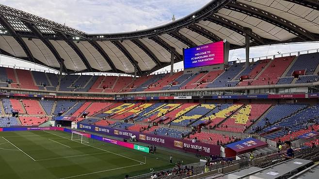 31일 서울월드컵경기장에서 열린 ‘2025 FC바르셀로나 아시아투어-FC서울 친선경기’ 현장. FC바르셀로나를 의미하는 ‘BARCA’ 카드섹션이 준비됐다. 윤우열 기자 cloudancer@donga.com