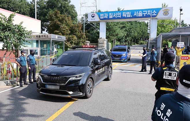 김건희 여사의 각종 의혹을 수사하는 김건희 특검팀(특별검사 민중기)이 윤석열 전 대통령에 대한 체포영장 집행에 나선 1일 오전 경기도 의왕 서울구치소에서 호송차가 나오고 있다. 2025.8.1/뉴스1