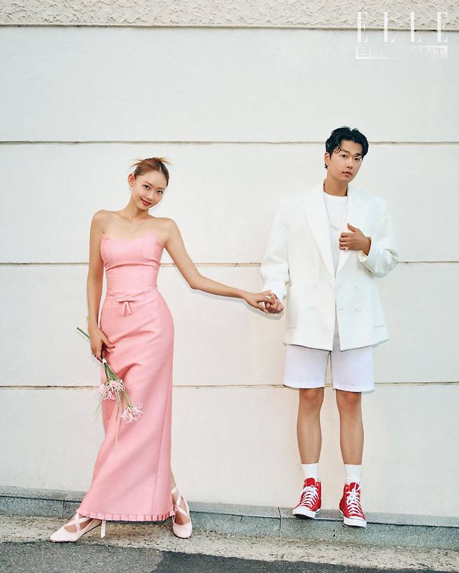 젤라비 드레스는 KIRIMI BRIDAL. 슈즈는 REPETTO. 재필 블레이저와 팬츠는 모두 LACOSTE. 스니커즈는 CONVERSE. 티셔츠는 에디터 소장품.