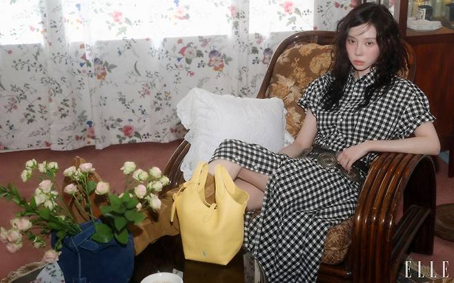 시어서커 셔츠 드레스와 폴로 플레이 스웨이드 스몰 토트 앤 크로스바디 백, 폴로 플레이 레더 스몰 토트 앤 크로스바디 백은 모두 Polo Ralph Lauren.