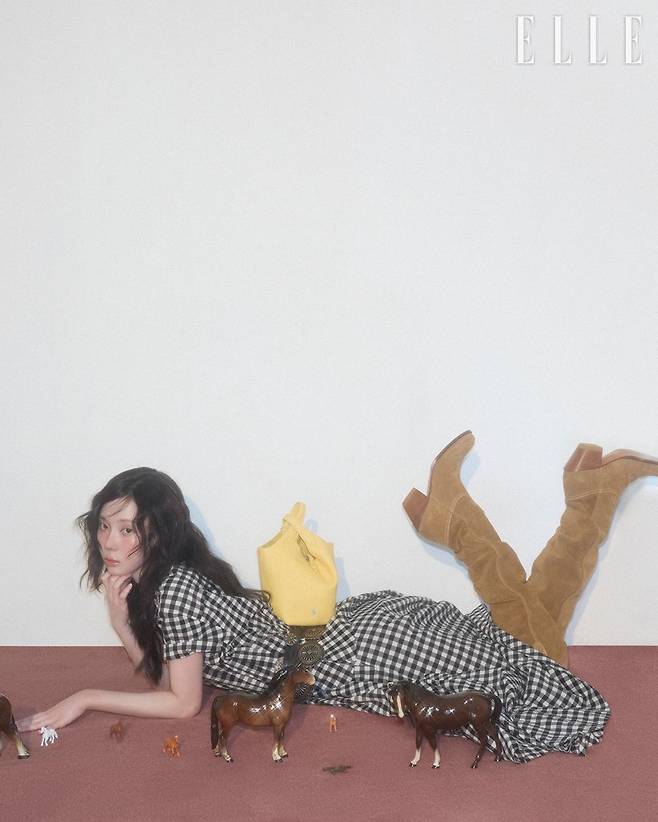 시어서커 셔츠 드레스와 폴로 플레이 레더 스몰 토트 앤 크로스바디 백, 레이어드한 웨스턴 무드의 레더 벨트와 콘초 벨트, 웨스턴 부츠는 모두 Polo Ralph Lauren.