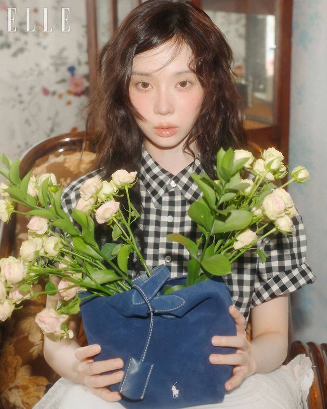 시어서커 셔츠 드레스와 폴로 플레이 스웨이드 스몰 토트 앤 크로스바디 백은 모두 Polo Ralph Lauren.