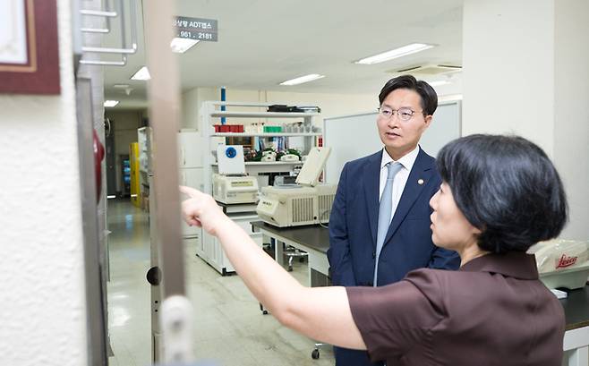 혁채 과학기술정보통신부 제1차관이 1일 서울 동대문구 경희대학교 박은정 교수 연구실을 방문해 박 교수로부터 주요실험장비 및 연구주제에 대해 설명 듣고 있다.