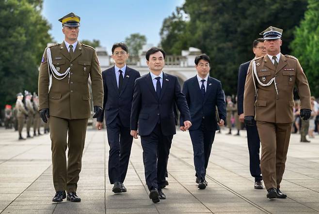 폴란드를 방문 중인 안규백 국방부장관이 31일(현지시간) 오후 폴란드 바르샤바 샤스키공원 무명용사의 묘를 찾아 헌화하기 위해 입장하고 있다. 국방부 제공
