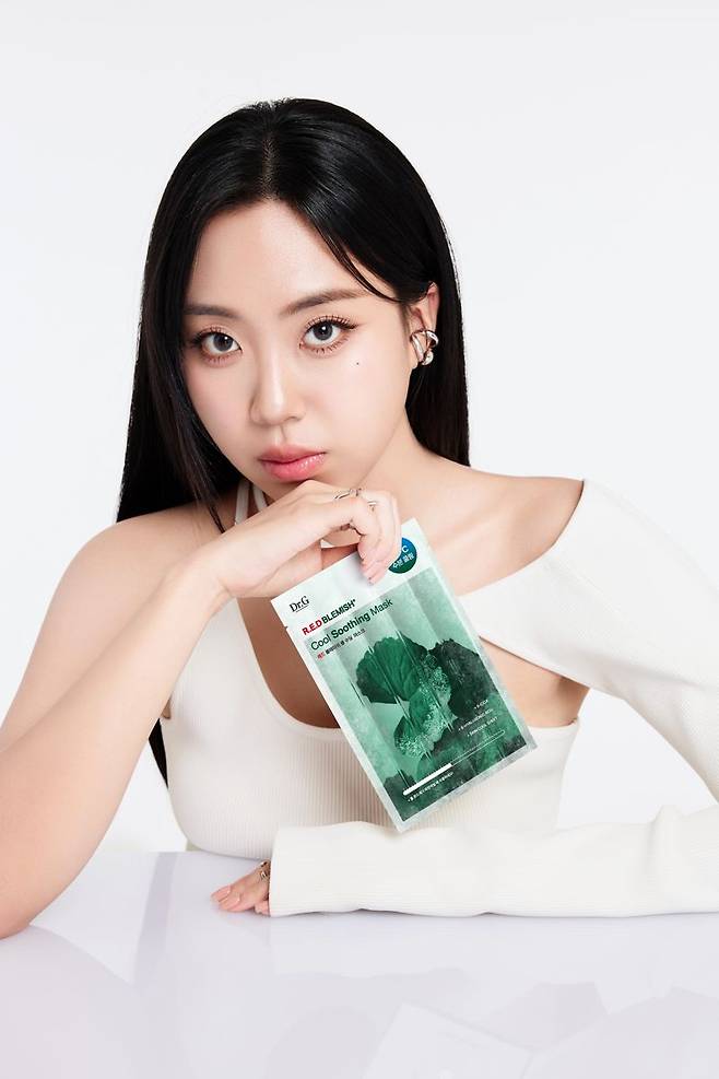 레드 블레미쉬 쿨 수딩 마스크와 브랜드 모델 가수 이영지. 고운세상코스메틱 제공