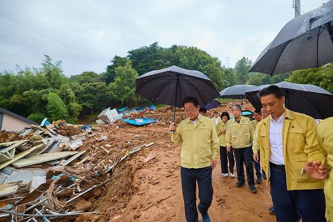 이재명 대통령이 21일 기록적인 폭우가 쏟아진 경남 산청군 산청읍 부리마을에서 피해 상황을 점검하고 있다.  뉴스1