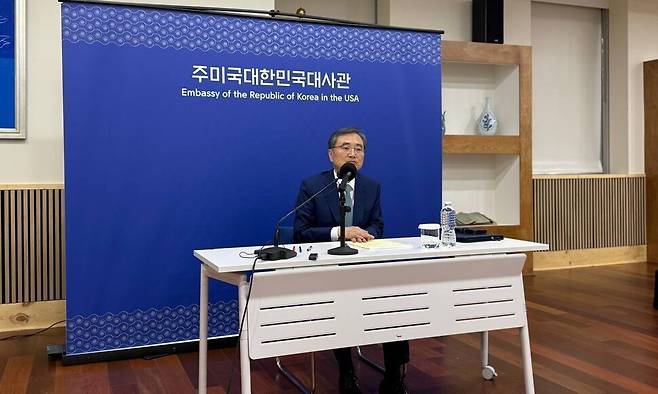 조현 외교부 장관이 31일(현지시각) 워싱턴 디시(D.C.) 한국 대사관에서 열린 특파원단 간담회에서 마코 루비오 국무장관과의 양자회담에 관해 설명하고 있다. 워싱턴/김원철 특파원