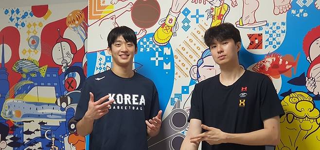 여준석(왼쪽)과 이현중이 지난 24일 진천국가대표선수촌에서 슛 세리머니 동작을 선보이고 있다. 두 선수는 2025 국제농구연맹 아시아컵을 앞두고 열린 평가전에서 활약하며 인기를 얻고 있다. 남지은 기자