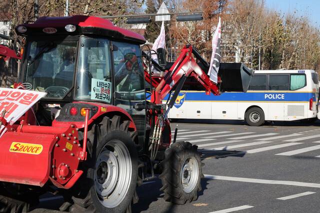 지난해 12월22일 오전 서울 서초구 남태령 일대에서 막힌 전국농민회총연맹(전농)의 트랙터가 경찰버스로 막혀 있다. 지난 21일 서울 한남동 대통령관저로 향하던 전농 회원과 트랙터 30여대와 화물차 50여대가 서초구 남태령 일대에서 가로 막혀 시민들과 함께 밤새 대치했다. 김혜윤 기자 unique@hani.co.kr