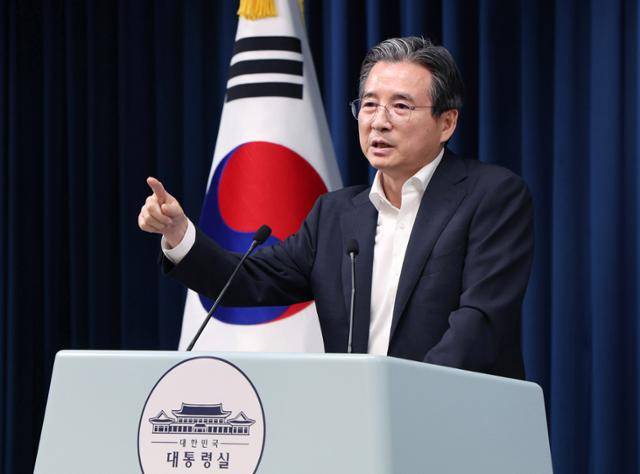 김용범 대통령실 정책실장이 31일 서울 용산 대통령실 청사에서 한미 관세 협상 타결 관련 브리핑 뒤 취재진의 질문에 답하고 있다. 왕태석 선임기자