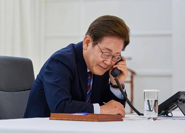 이재명 대통령이 6월 6일 서울 한남동 관저에서 도널드 트럼프 미국 대통령과 전화 통화를 하고 있다. 대통령실 제공