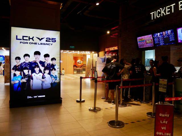 지난 6월 베트남 하노이 CGV에 LoL의 한국 리그인 '리그 오브 레전드 챔피언십 코리아(LCK)' 경기 상영을 알리는 전광판이 나타나 있다. 하노이=허경주 특파원
