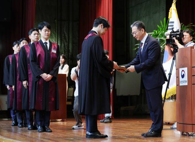 정성호 법무부 장관이 1일 경기 정부과천청사 법무부에서 열린 2025 하반기 신임검사 임관식에서 신임 검사들에게 임명장을 수여하고 있다. 뉴시스