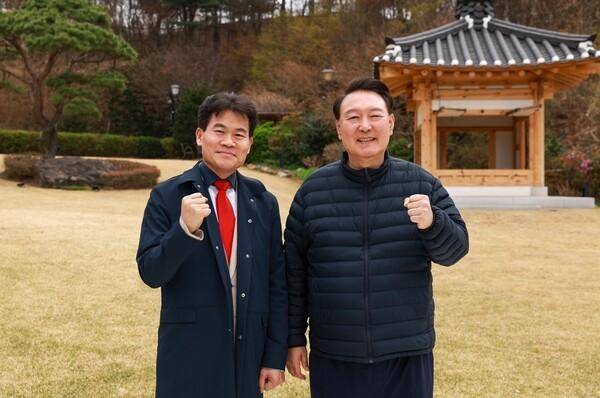 한국사 강사 전한길(왼쪽)씨와 윤석열 전 대통령이 헌법재판소의 윤 전 대통령 파면 결정이 나온 닷새 뒤인 지난 4월 9일 서울 한남동 대통령 관저에서 만나고 있다. 전씨가 10일 공개한 사진이다. 유튜브 전한길 뉴스 캡처